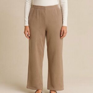 LL Bean Beige Ribbed Lounge Pants
Elastic Waist, Pockets
Size Medium
28” Inseam